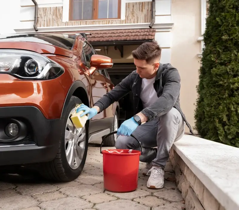 Lavage auto à domicile Montagnac-sur-Auvignon : professionnel intervenant sur un véhicule